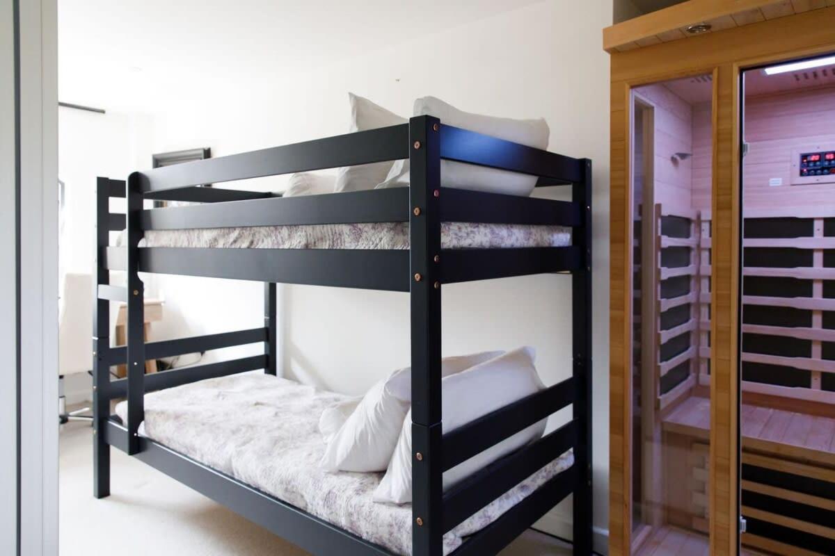 Stylish City Centre Apartment With Sauna Chichester Exterior foto