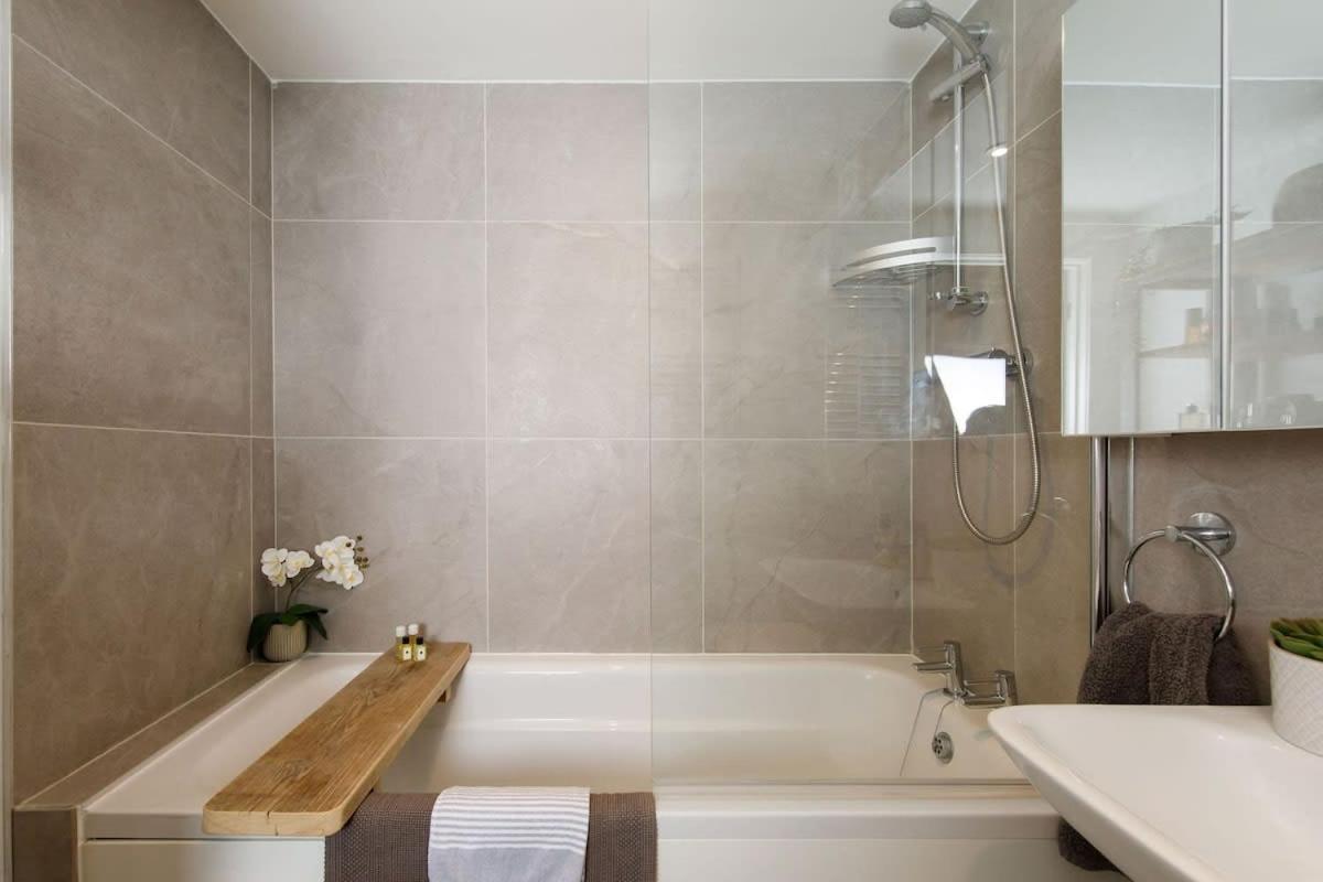 Stylish City Centre Apartment With Sauna Chichester Exterior foto