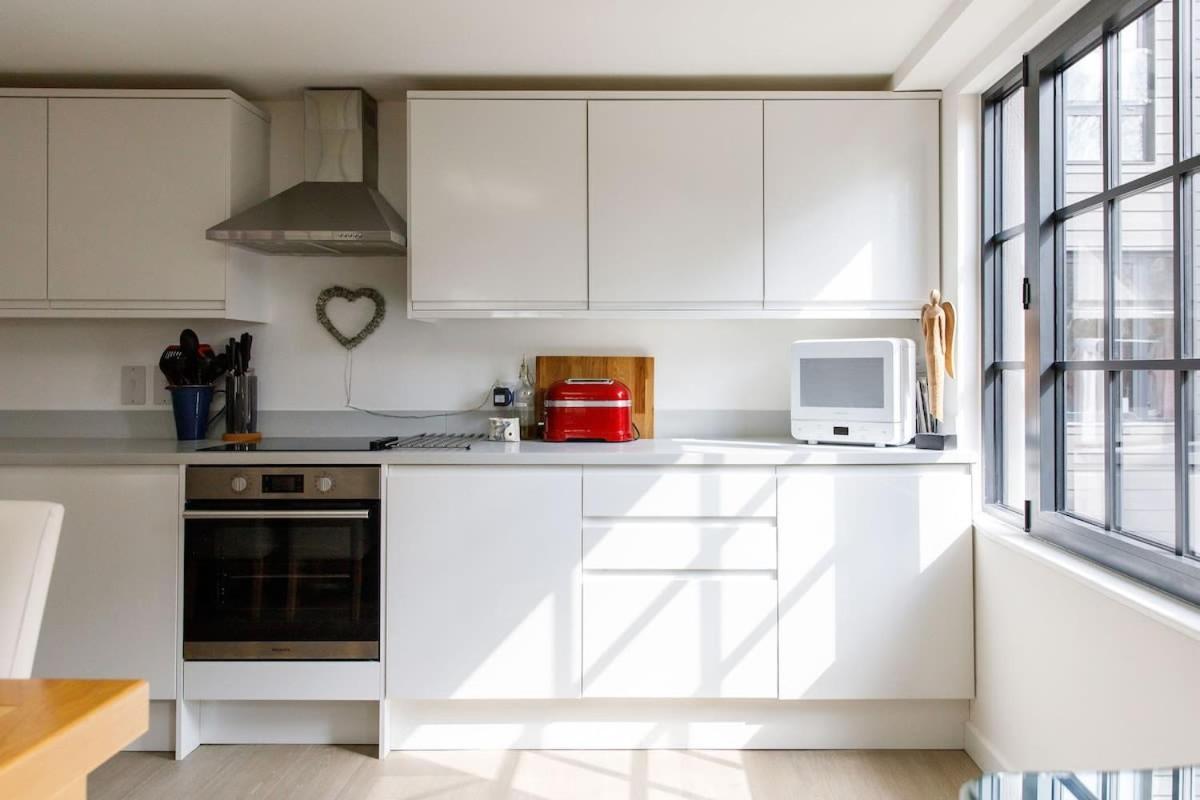 Stylish City Centre Apartment With Sauna Chichester Exterior foto